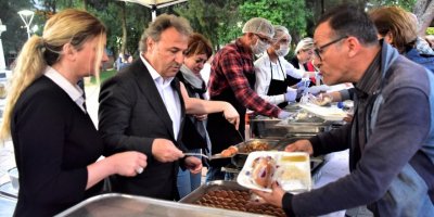 BORNOVA BELEDİYE BAŞKANI İDUĞ VATANDAŞLARA İFTAR YEMEĞİ DAĞITTI
