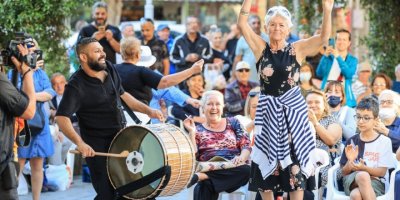 KONAK PARKLARI ROMAN MÜZİSYENLERLE COŞTU