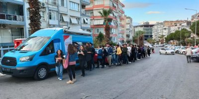 İZMİR BÜYÜKŞEHİR YEMEK DAĞITTI, ÜNİVERSİTELİLER KUYRUK OLDU