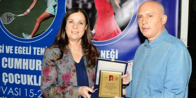 BALÇOVA'DA RAKETLER KIZ ÇOCUKLARI İÇİN YARIŞTI