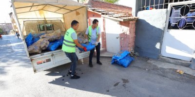 BAYRAKLI'DA İHTİYAÇ SAHİPLERİNE YAKACAK YARDIMI