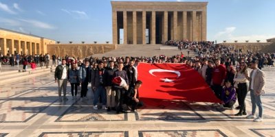 EGE ÜNİVERSİTESİ ÖĞRENCİLERİ ATA'YI ZİYARET ETTİ