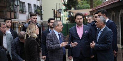 AK PARTİLİ SÜREKLİ: 'KARŞIYAKA STADINI YAPACAKTIK ENGELLEDİLER'