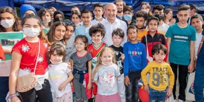 TUNÇ SOYER ÇOCUKLARA KURU YEMİŞ DAĞITACAK..MEYVE DE VAR...