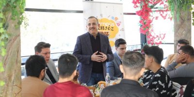 AK PARTİLİ SÜREKLİ GENÇLERLE BULUŞTU