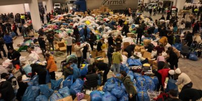 İZMİR'DEN DEPREM BÖLGESİNE YARDIM ÇIĞ GİBİ BÜYÜYOR