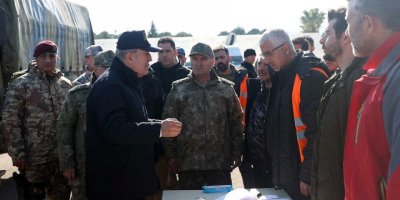 HULUSİ AKAR DEPREM BÖLGESİNDE LOJİSTİK ÜSLERİNİ İNCELEDİ