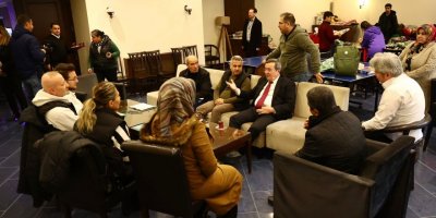 ABDÜL BATUR DEPREMZEDE MİSAFİRLERİNİ ZİYARET ETTİ