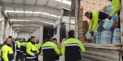 İZMİR'DEN DEPREM BÖLGESİNE YARDIMLAR SÜRÜYOR