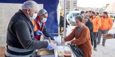 İZMİR BÜYÜKŞEHİR'DEN ADIYAMANLILARA SICAK YEMEK