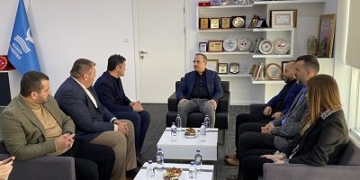 AK PARTİLİ SÜREKLİ ALİAĞA VE DİKİLİ'DE DEPREMZEDELERİ ZİYARET ETTİ