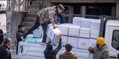 İZMİR BÜYÜKŞEHİR BELEDİYESİ OSMANİYE'DE YARDIM DAĞITTI