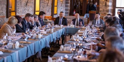 DİRENÇLİ KENT İZMİR İÇİN EL ELE