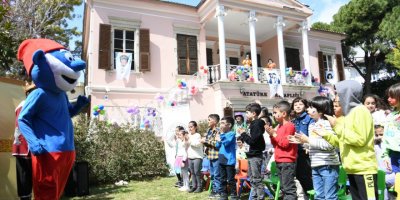 BORNOVA BELEDİYESİ'NDEN DEPREMZEDE ÇOCUKLARA MORAL ETKİNLİĞİ