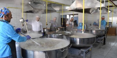 MENEMEN BELEDİYESİ AŞEVİ’NDEN HER GÜN 10 BİN SICAK YEMEK