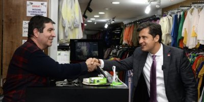 CHP'Lİ MİLLETVEKİLİ ADAYI DENİZ YÜCEL KARŞIYAKA'DA ESNAFLA BULUŞTU