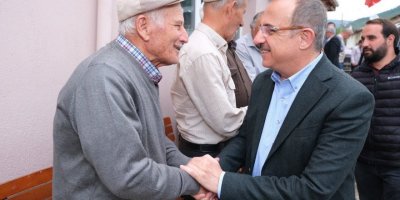 AK PARTİLİ SÜREKLİ BERGAMA VE ALİAĞA'DA VATANDAŞLARLA BULUŞTU