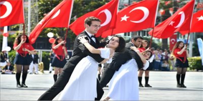İZMİR'DE 100.YILA YAKIŞAN COŞKU