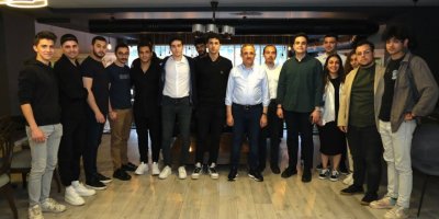 AK PARTİLİ SÜREKLİ GENÇLERİ SİYASET YAPMAYA ÇAĞIRDI