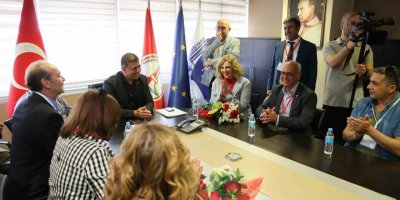 KARŞIYAKA'NIN 'SAKIZLI' KONUKLARI..BAŞKAN TUGAY AĞIRLADI