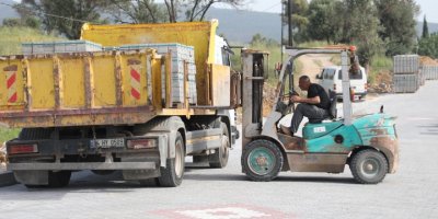 MENDERES'TE YOL ÇALIŞMALARI HIZLANDI