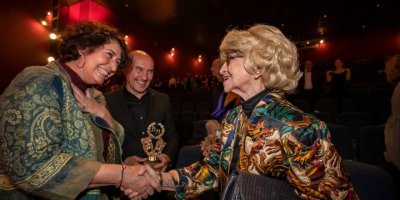 İZMİR'E YOK AMA TUNÇ SOYER'E ÖDÜL ÇOK..YİNE ÖDÜL ALDI