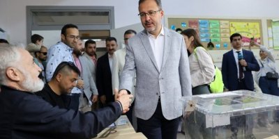 İZMİR'DE SİYASİLER OYLARINI KULLANDI