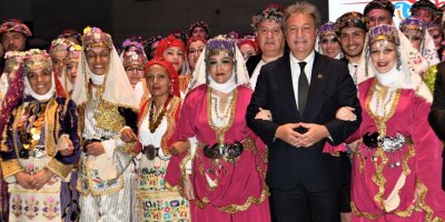 BORNOVA'DA BALKAN DANSLARI RÜZGARI ESTİ