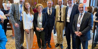 TUNÇ SOYER BRÜKSEL'DE İZMİR'İ ANLATTI. AVRUPALI 'YAZIKLAR OLSUN BİZE BÖYLE BİR KENT KURAMAMIŞIZ' DEDİ