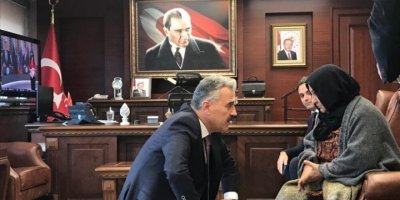 VATANDAŞIN ÖNÜNDE DİZ ÇÖKEN ESKİ İZMİR VALİSİ EMNİYET GENEL MÜDÜRLÜĞÜ'NE ATANDI