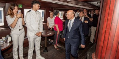 İZMİR'DE BU DA OLDU...FOSEPTİK AKAN İZMİR KÖRFEZİ'NDE KABOTAJ BAYRAMI KUTLADILAR