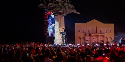 İZMİRLİ PARASINI VERDİ. TARKAN CEBİNE KOYDU. TUNÇ SOYER 'İZMİR EKONOMİSİ KAZANDI'DEDİ.