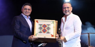 ALİAĞA'DA HAKAN ALTUN VE HÜSNÜ ŞENLENDİRİCİ'DEN MÜZİK ZİYAFETİ