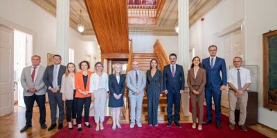 İZMİRLİLER 30 MİLYON EURO BORCUNUZ OLDU. TUNÇ SOYER SUE HANIMLA EL SIKIŞTI