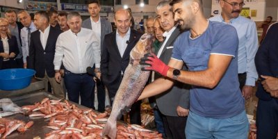 İZMİRLİ BALIKÇILAR SEZONU AÇTI, SİFTAHI TUNÇ SOYER YAPTI