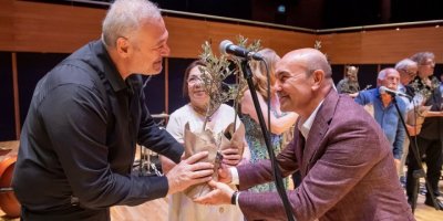 TUNÇ SOYER HEM KÖRFEZE LAĞIM AKITIYOR HEM ZEYTİN AĞACI DAĞITIYOR